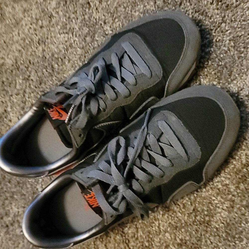 Nike tennis shoes